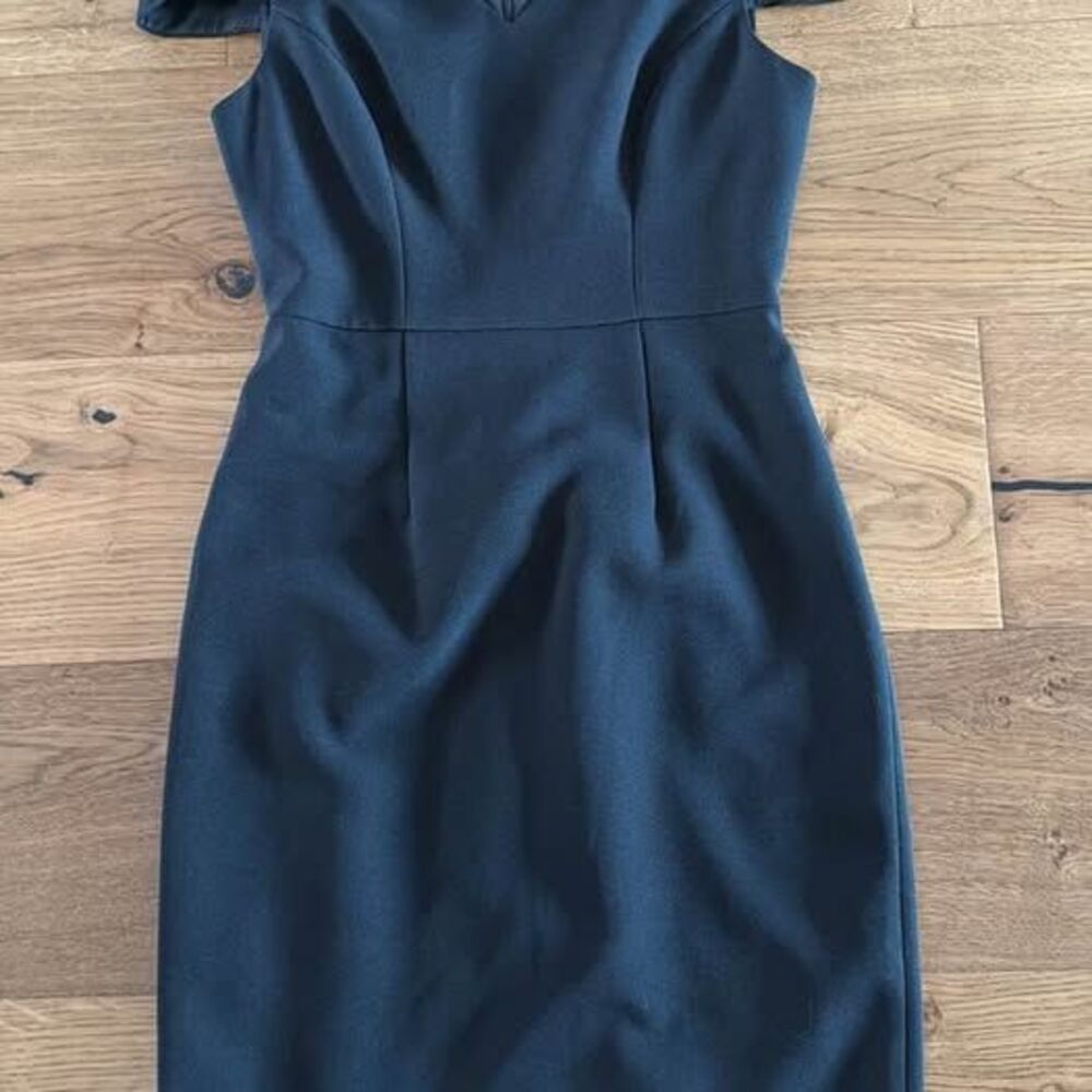 New White House Black Market Cold Shoulder Dress Size 00